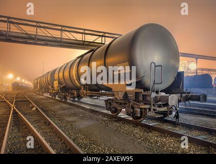 Nebelige Nachtszene mit Bahnhof am Hafen von Antwerpen, Belgien. Stockfoto