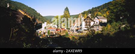 Blick auf EINE Stadt, Triberg im Schwarzwald, Schwarzwald, Baden-Württemberg, Deutschland Stockfoto