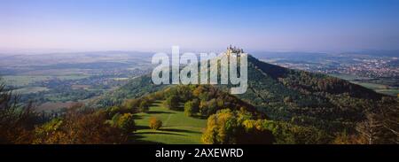 Blick auf DIE Burg Auf einem Hügel, Burg Hohenzollern, Hechingen, Zollernalbkreis, Baden-Württemberg, Deutschland Stockfoto