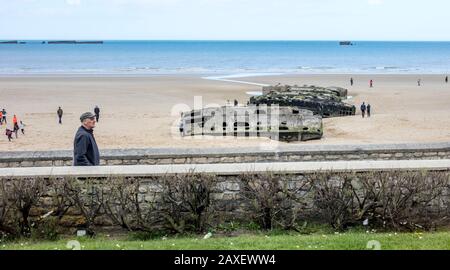 Arromances Beach Normandie, Frankreich, zeigt Überreste von Mulberry-Häfen des zweiten Weltkriegs Stockfoto