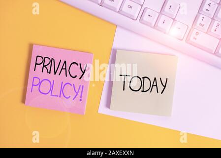 Datenschutzrichtlinie für das Schreiben von Handschriftzettelschriften Eine konzeptionelle Foto-Erklärung oder ein rechtliches Dokument, das das Datenpapier des Kunden mit Kopierbereich und Tastatur enthält Stockfoto