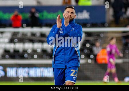 Swansea, Großbritannien. Februar 2020. Àngel Rangel von Queens Park Rangers lobt die Auswärt-Fans zur vollen Zeit. EFL Skybet Meisterschaftsspiel, Swansea City / Queens Park Rangers im Liberty Stadium in Swansea, South Wales am Dienstag, 11. Februar 2020. Dieses Bild darf nur für redaktionelle Zwecke verwendet werden. Nur redaktionelle Nutzung, Lizenz für kommerzielle Nutzung erforderlich. Keine Verwendung bei Wetten, Spielen oder einer einzelnen Club-/Liga-/Spielerpublikationen. PIC von Lewis Mitchell/Andrew Orchard Sportfotografie/Alamy Live News Credit: Andrew Orchard Sportfotografie/Alamy Live News Stockfoto