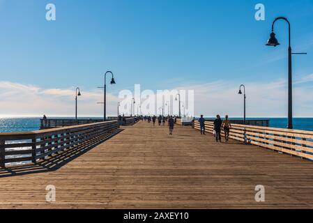 Pismo Beach, Kalifornien - 25. Januar 2019: Blick auf den zum Surfen berühmten Pier von Pismo Beach, mit Spaziergängen und Blick auf das Meer vom Pier aus. Stockfoto