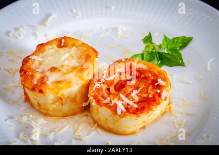 Italienisches Rondelli mit pomodoro-Sauce und Käse auf rustikalem Hintergrund. Stockfoto