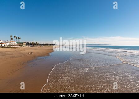 Pismo Beach, Kalifornien - 25. Januar 2019: Blick auf den zum Surfen berühmten Pier von Pismo Beach, mit Spaziergängen am Strand. Stockfoto