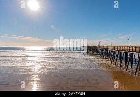 Pismo Beach, Kalifornien - 25. Januar 2019: Blick auf den zum Surfen berühmten Pier von Pismo Beach, mit Spaziergängen und Blick auf das Meer vom Pier aus. Stockfoto