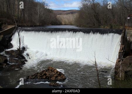 Der alte Staudamm am Rockfish River bei Schuyler, VA, USA Stockfoto