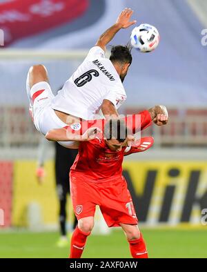 Doha, Katar. Februar 2020. Mario Mandzukic (unten) von Duhail SC Vies mit Hossein Kanaani vom Persepolis FC während des Fußballspiels der AFC Champions League Gruppe C zwischen Katars Duhail SC und dem iranischen Persepolis FC in Doha, Katar, 11. Februar 2020. Kredit: Nikku/Xinhua/Alamy Live News Stockfoto