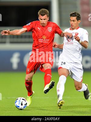 Doha, Katar. Februar 2020. Mario Mandzukic (L) von Duhail SC Vies mit Mohammad Naderi vom Persepolis FC während des Fußballspiels der AFC Champions League Gruppe C zwischen dem Duhail SC von Katar und dem iranischen Persepolis FC in Doha, Katar, 11. Februar 2020. Kredit: Nikku/Xinhua/Alamy Live News Stockfoto