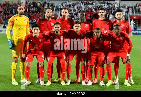 Doha, Katar. Februar 2020. Die Spieler von Duhail SC posieren für ein Teamfoto vor dem Fußballspiel der AFC Champions League Gruppe C zwischen Katars Duhail SC und dem iranischen Persepolis FC in Doha, Katar, 11. Februar 2020. Kredit: Nikku/Xinhua/Alamy Live News Stockfoto