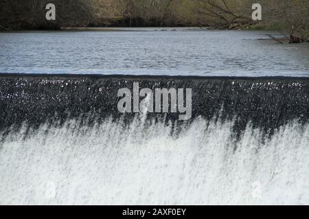 Der alte Staudamm am Rockfish River bei Schuyler, VA, USA Stockfoto