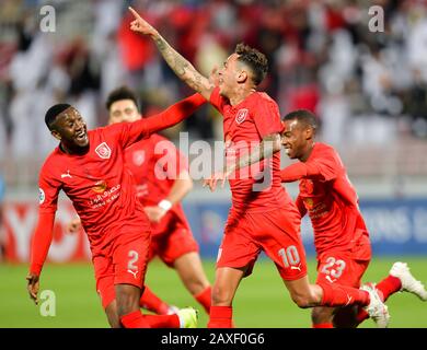 Doha, Katar. Februar 2020. Edmilson Junior (C) von Duhail SC feiert mit seinen Teamkollegen, nachdem er während des Fußballspiels der AFC Champions League Gruppe C zwischen dem Duhail SC von Katar und dem iranischen Persepolis FC in Doha, Katar, 11. Februar 2020, punktete. Kredit: Nikku/Xinhua/Alamy Live News Stockfoto