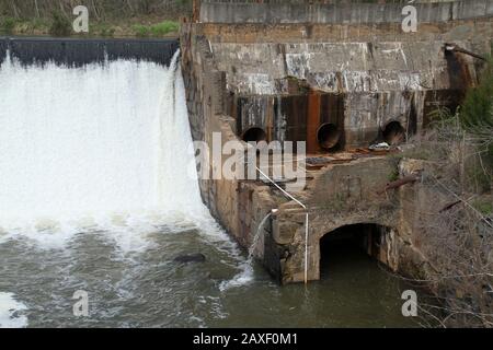 Der alte Staudamm am Rockfish River bei Schuyler, VA, USA. Das Kraftwerk wurde durch den Hurrikan Camille von 1969 zerstört. Stockfoto