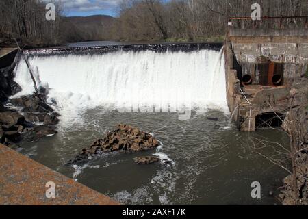 Der alte Staudamm am Rockfish River bei Schuyler, VA, USA. Das Kraftwerk wurde durch den Hurrikan Camille von 1969 zerstört. Stockfoto