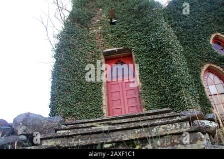 Eintritt in die Rehoboth Rock Church/Rehoboth Mennonite Church in Schuyler, VA, USA. Außenwände mit englischem Efeu-Gehäuse. Stockfoto