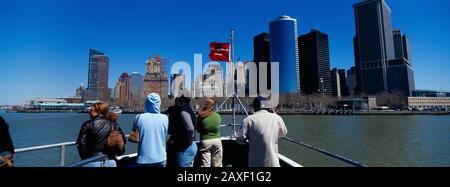 Rückansicht der Touristen, die auf einem Boot stehen, Manhattan, New York City, New York State, USA Stockfoto