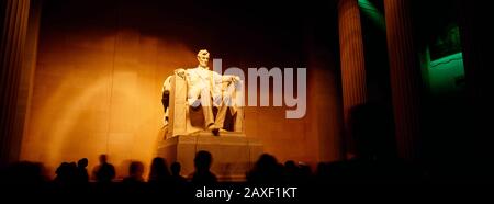 Niedriger Blickwinkel auf eine Statue, Lincoln Memorial, Washington DC, USA Stockfoto