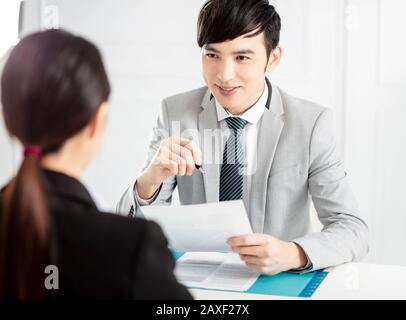 Vorgesetzter Interviewte EINE Junge Geschäftsfrau Im Büro Stockfoto