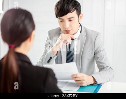 Vorgesetzter Interviewte EINE Junge Geschäftsfrau Im Büro Stockfoto