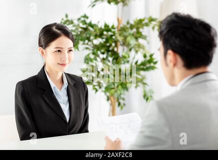 Vorgesetzter Interviewte EINE Junge Geschäftsfrau Im Büro Stockfoto