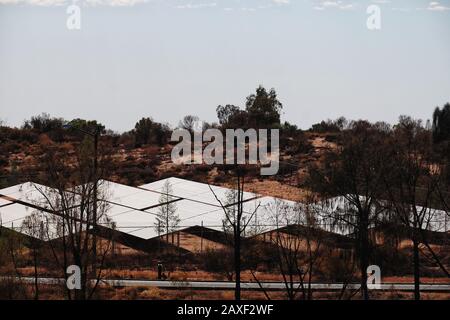 PV Solar Field Array, Solarstrom in der Wüste, erneuerbare Energie für die Stromversorgung des Resorts und der Stadt im Sails Resort Uluru und Yulara Northern Territory Stockfoto