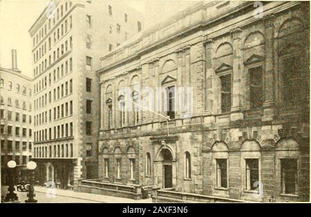 Romantische Tage im alten Boston, die Geschichte der Stadt und ihrer Menschen im neunzehnten Jahrhundert. ALTER LESESAAL DER BOSTON ATHEN^UM, LEUCHTFEUERSTRASSE. AUSSENANSICHT DES ATHENAEUM HEUTE. Im ALTEN BOSTON wurden 391 von 1000 bis 2000 Dollar, die mit verschiedenen Sonderfonds umsichtig in Anklagen ausgegeben wurden, ausgegeben. Das Athenaeum hatte viele Häuser. FromCongress Street es ging zum Scollays Building, in dem heutigen Scollay Square, und im März 1809 wurde ein Haus an der TremontStreet gekauft, auf dem Gelände des bis vor einigen Jahren gelegenen Hauses der Massachusetts HistoricalSociety. Hier ging es weiter, seine Sammlung Stockfoto