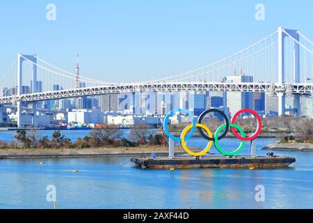 Die olympischen Ringe werden am 10. Februar 2020 auf einem schwimmenden Lastkahn im Odaiba Marine Park in Tokio, Japan, ausgestellt. Im Hintergrund sind Rainbow Bridge und Tokyo Tower zu sehen. Kredit: Naoki Nishimura/AFLO SPORT/Alamy Live News Stockfoto