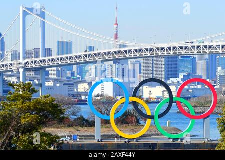 Die olympischen Ringe werden am 10. Februar 2020 auf einem schwimmenden Lastkahn im Odaiba Marine Park in Tokio, Japan, ausgestellt. Im Hintergrund sind Rainbow Bridge und Tokyo Tower zu sehen. Kredit: Naoki Nishimura/AFLO SPORT/Alamy Live News Stockfoto