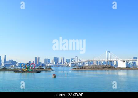 Die olympischen Ringe werden am 10. Februar 2020 auf einem schwimmenden Lastkahn im Odaiba Marine Park in Tokio, Japan, ausgestellt. Im Hintergrund sind Rainbow Bridge und Tokyo Tower zu sehen. Kredit: Naoki Nishimura/AFLO SPORT/Alamy Live News Stockfoto