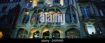 Das Gebäude wurde nachts beleuchtet, Casa Batllo, Barcelona, Katalonien, Spanien Stockfoto