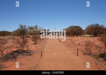 Offene Schattenhütten im Uluru-Kata Tjuta National Park, massive Sandsteinmonolithen in der ariden Wüstenregion "Red Centre" des Northern Territory Stockfoto