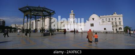 Touristen, die vor einer Moschee spazieren, Jamaa-El-Jedd, Algier, Algerien Stockfoto