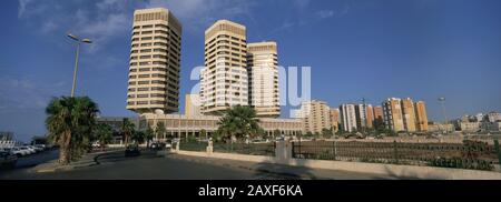 Wolkenkratzer in einer Stadt, Tripolis, Libyen Stockfoto