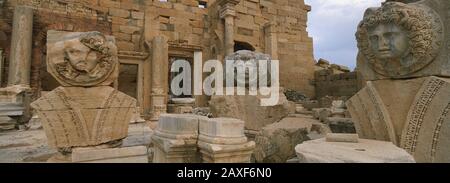Nahaufnahme von Statuen in einem alten zerstörten Gebäude, Leptis Magna, Libyen Stockfoto