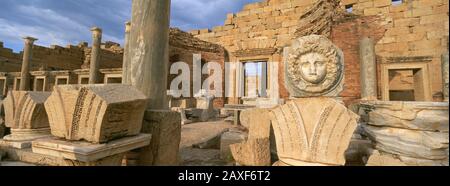 Nahaufnahme einer Statue in einem alten zerstörten Gebäude, Leptis Magna, Libyen Stockfoto