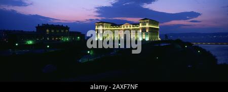 Nachts beleuchtete Gebäude, Palais Due Pharo, Marseille, Bouches-Du-Rhone, Provence-Alpen-Cote Daze, Frankreich Stockfoto