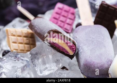 Schöne Aufnahme von hausgemachtem veganem Eis und Schokoriegel Auf Eis Stockfoto