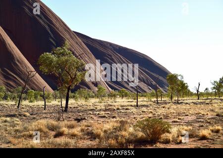 Vom Mutitjulu Waterhole, Uluru-Kata Tjuta National Park, massiver Sandstein-Monolith in der trockenen Wüstenregion des Northern Territory 'Red Centre' Stockfoto