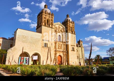 Fassade der Kirche Santo Domingo de Guzman in der alten Kolonialstadt. Oaxaca, Mexiko. Stockfoto