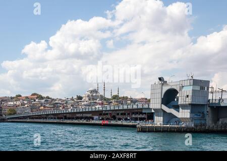 Istanbul, Türkei - 30. August 2019: Die galata-brücke über das Goldene Horn. Im Hintergrund steht die Süleymaniye-Moschee Stockfoto