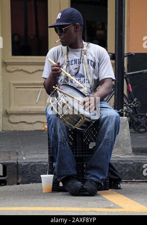 New ORLEANS, VEREINIGTE STAATEN - 09. September 2019: 09. September 2019 - New Orleans, Vereinigte Staaten: Ein Straßenmusiker mit einer Trommel tritt in den Straßen von Ne auf Stockfoto