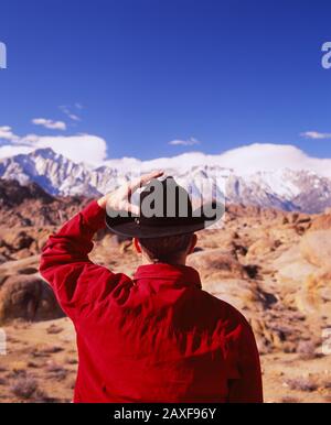 Rückansicht eines Mannes mit Cowboyhut, kalifornische Sierra Nevada, Kalifornien, USA Stockfoto