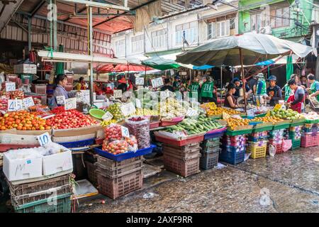 Bangkok, Thailand - 9. Januar 2020: Obst- und Gemüsestände auf dem Khlong Toei Wet Market. Dies ist der größte Nassmarkt der Stadt. Stockfoto