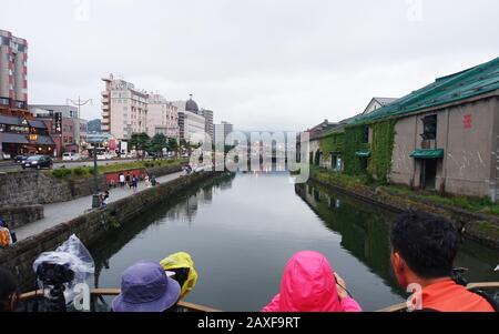 Im Otaru-Kanal verwandeln sich alte Lagerhallen aus ihrem bisherigen Leben als Hafen in Cafés und Souvenirläden. So bleibt seine ursprüngliche Form erhalten. Stockfoto