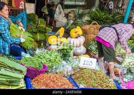 Bangkok, Thailand - 9. Januar 2020: Obst- und Gemüsestände auf dem Khlong Toei Wet Market. Dies ist der größte Nassmarkt der Stadt. Stockfoto