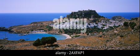 Blick auf eine Stadt, Akropolis, Lindos, Rhodos, Griechenland Stockfoto
