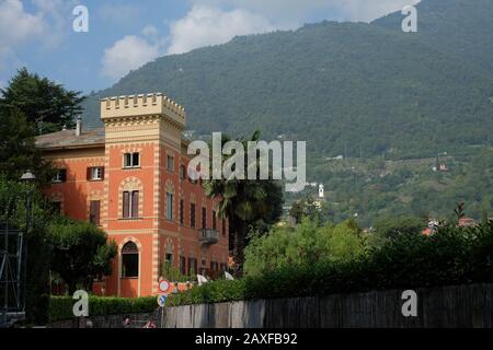 Grand Villa mit dekorativer Kastellation, Comer See, Lenno, Italien, einem schönen Alpensee, luxuriösen Villen, Palazzo und dramatischer Landschaft Stockfoto