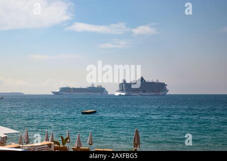 Cannes, FRANKREICH - 06. Juni 2019: Königliche karibische Unabhängigkeit der Meere und MSC-Kreuzfahrtschiffe dockten vor den Küsten von cannes frankreich an einer heißen Sonne an Stockfoto