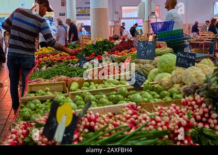 Cannes, FRANKREICH - 06. Juni 2019: Horizontaler Schuss von farbenfrohem Obst und Gemüse auf einem Markt in Cannes Frankreich auf der Tischplatte Stockfoto