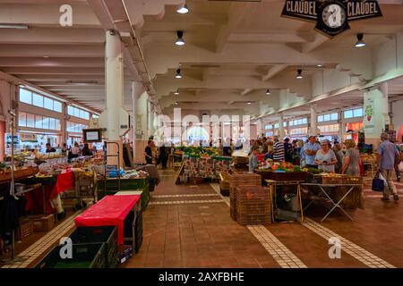 Cannes, FRANKREICH - 06. Juni 2019: Großaufnahme aller Verkaufsstände auf einem Markt in der Stadt cannes in frankreich Stockfoto